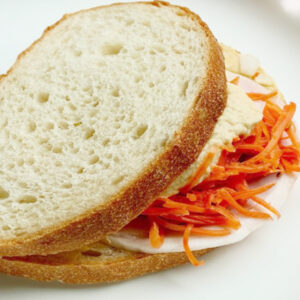 豆のペーストと人参サラダとハムの白パンサンド